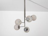 un lustre composé de cinq boules de verre suspendues au plafond