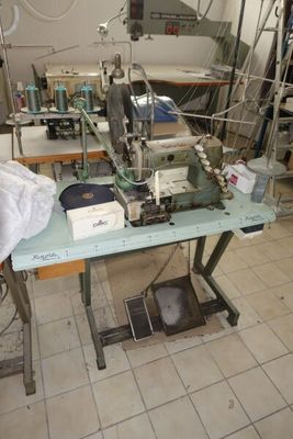 une image d'une machine à coudre dans une usine