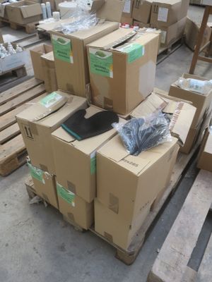 un grand nombre de boîtes posées sur une palette