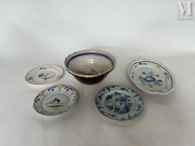 un ensemble de bols posés sur une table
