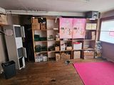 une pièce dans laquelle se trouvent une moquette rose et un tapis rose