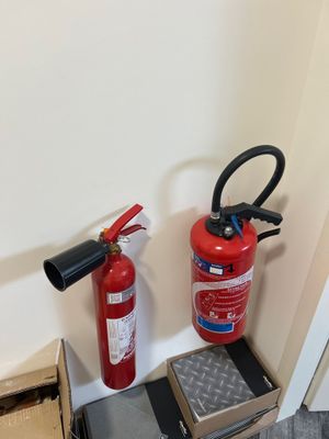 un extincteur à côté d'un carton