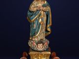 une image représentant une statue d'une femme tenant un enfant dans ses bras