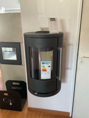 un poêle noir dans un coin de la pièce, près d'une porte