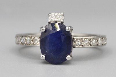 Bague en or ornée d’un saphir surmonté de deux brillants sur…