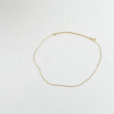 un bracelet en chaîne d'or orné d'un petit cœur