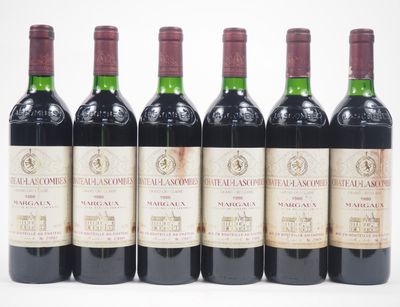 six bouteilles de vin sont alignées sur une surface blanche