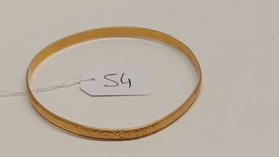 Gros plan sur un bracelet en or portant une étiquette