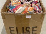 une boîte en carton remplie de chaussettes, sur laquelle est écrit « Elise »