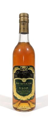 l'image d'une bouteille de vin posée sur une table