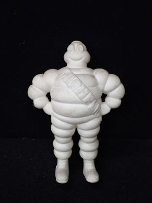 une image représentant une statue blanche d'un homme avec un bandage sur la poitrine