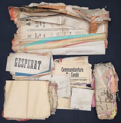 une pile de vieux journaux posée sur une table