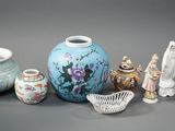 un groupe de vases posés sur une table
