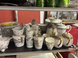 de nombreuses tasses et soucoupes posées sur une étagère dans une pièce