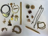 de nombreux types de bijoux sur la table