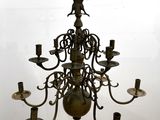 un lustre surmonté d'un oiseau