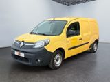 La petite camionnette jaune est garée dans une grande pièce.