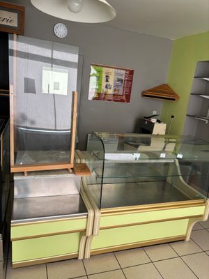 une vitrine en verre au milieu d'une cuisine