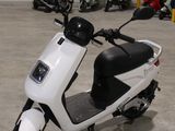 un scooter garé dans un garage