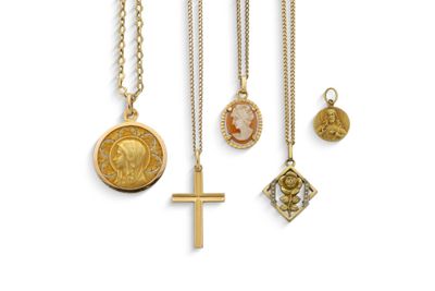 un gros plan sur un ensemble de colliers et une croix sur fond blanc