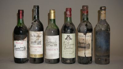 plusieurs bouteilles de vin sont alignées sur une table