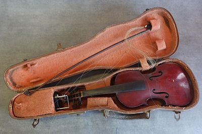 un violon dans son étui, posé par terre