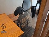 une table en bois sur laquelle est posé un vase en verre