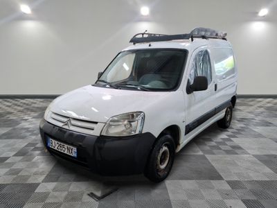 la photo d'une camionnette blanche garée dans une pièce