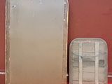 un banc rouge avec un miroir et un miroir dessus