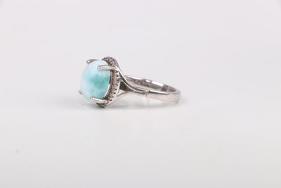 Gros plan sur une bague ornée d'une turquoise