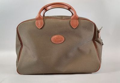 une image représentant un sac marron et orange sur fond blanc