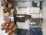 de nombreuses paires de chaussures et de sacs sur une étagère