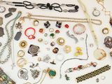 plusieurs types de colliers et de bracelets différents disposés sur une table