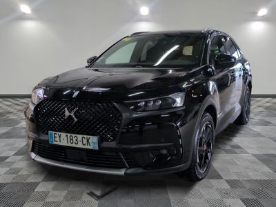 l'avant d'un SUV noir garé dans un garage
