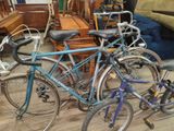 many bikes that are parked in a room