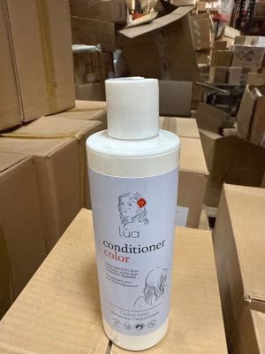 une bouteille d'après-shampoing posée sur une boîte en carton