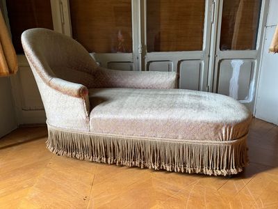 une chaise posée sur un sol en bois dur