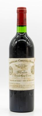 une bouteille de vin posée sur une table