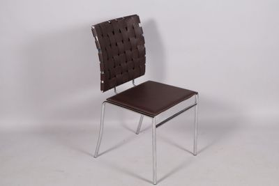 fauteuil en cuir marron avec structure chromée et assise, sur fond blanc