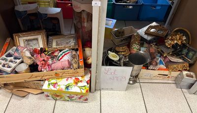 un tas d'objets par terre près d'une porte