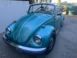 une photo d'une Volkswagen Beetle bleue garée sur un parking