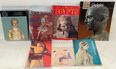 un grand nombre de livres posés sur une table
