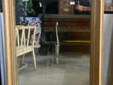 un miroir posé sur le sol d'une pièce