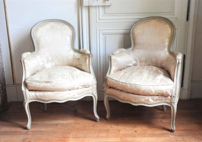 deux chaises assises l'une à côté de l'autre sur un sol en bois dur