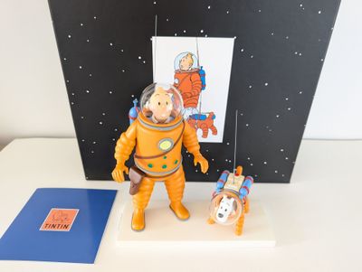 une figurine représentant un astronaute et son chien