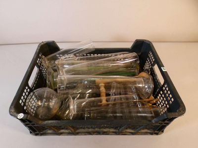 un panier rempli de bouteilles et de cuillères posé sur une table