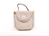 sac à main en cuir beige sur fond blanc, avec une anse marron