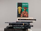 plusieurs livres sont empilés sur une table