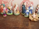 de nombreuses figurines de différentes tailles et couleurs posées sur une table
