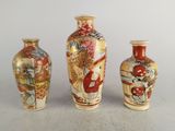 trois vases aux motifs variés posés sur une table